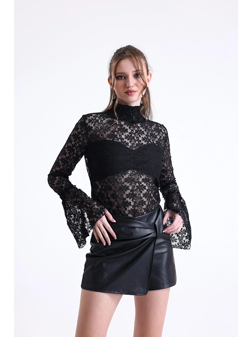 Siyah Balıkçı Yaka Göğsü Astarlı İspanyol Kollu Çiçek Desenli Dantelli Bluz SU-35