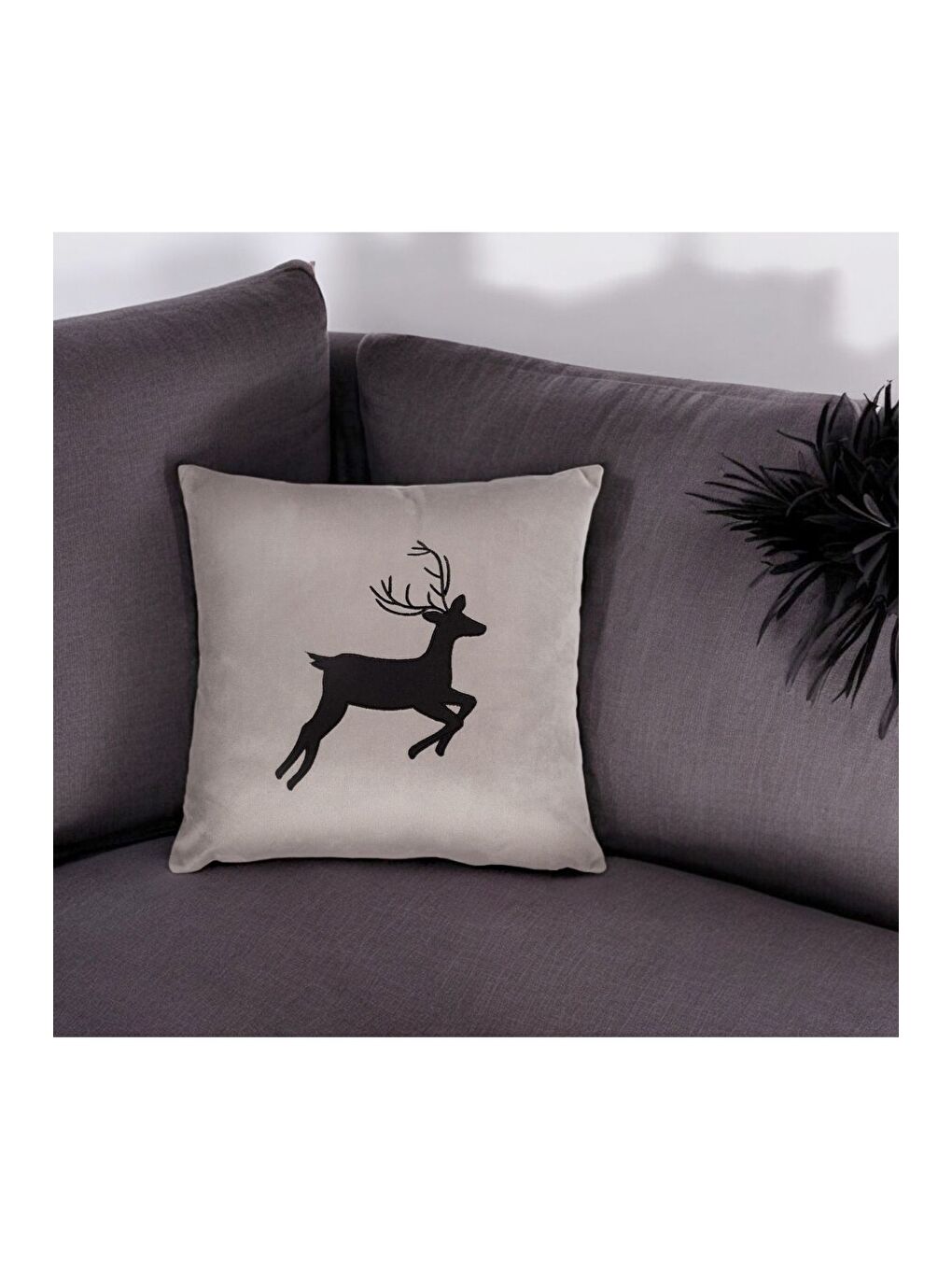 Yılbaşı Kırlent Kılıfı Bej Zemin Geyik  Desenli  Yeni Yıl  43x43-1