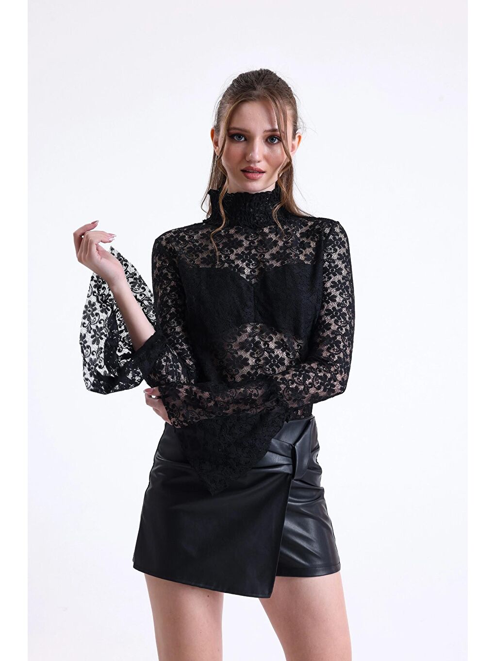 Siyah Balıkçı Yaka Göğsü Astarlı İspanyol Kollu Çiçek Desenli Dantelli Bluz SU-35-1