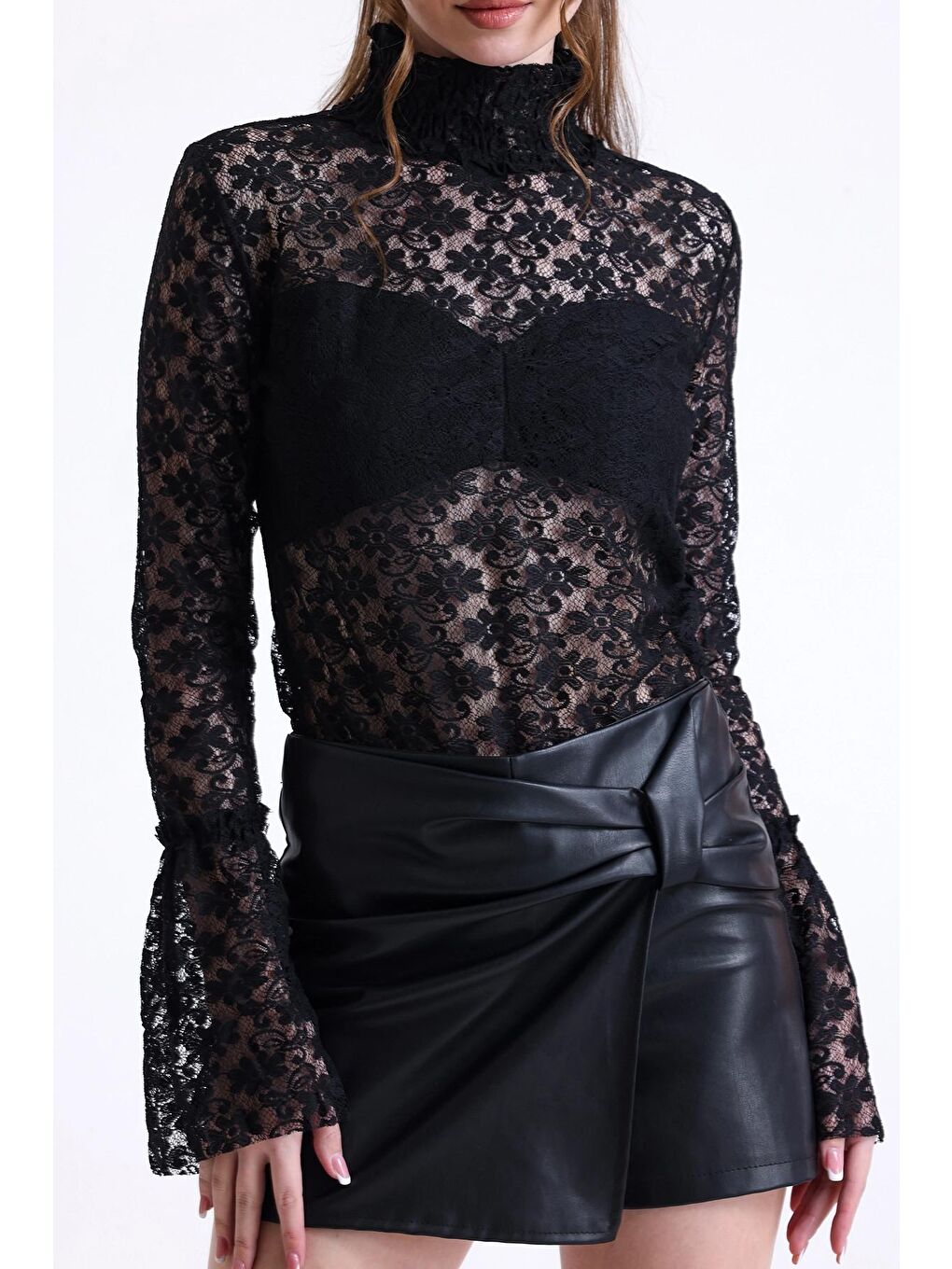 Siyah Balıkçı Yaka Göğsü Astarlı İspanyol Kollu Çiçek Desenli Dantelli Bluz SU-35-2