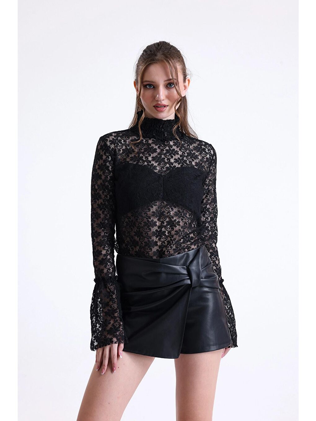 Siyah Balıkçı Yaka Göğsü Astarlı İspanyol Kollu Çiçek Desenli Dantelli Bluz SU-35-3