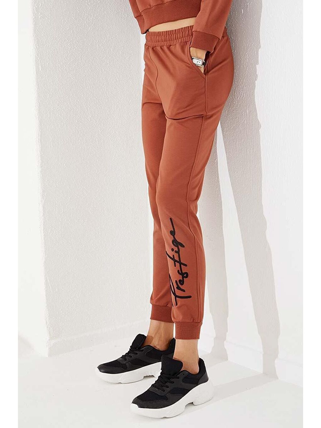 Kahverengi Tarçın Yazı Nakışlı Jogger Rahat Form Manşetli Kadın Eşofman Alt - 94578-1