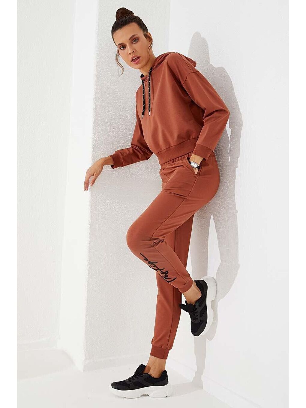 Kahverengi Tarçın Yazı Nakışlı Jogger Rahat Form Manşetli Kadın Eşofman Alt - 94578-2