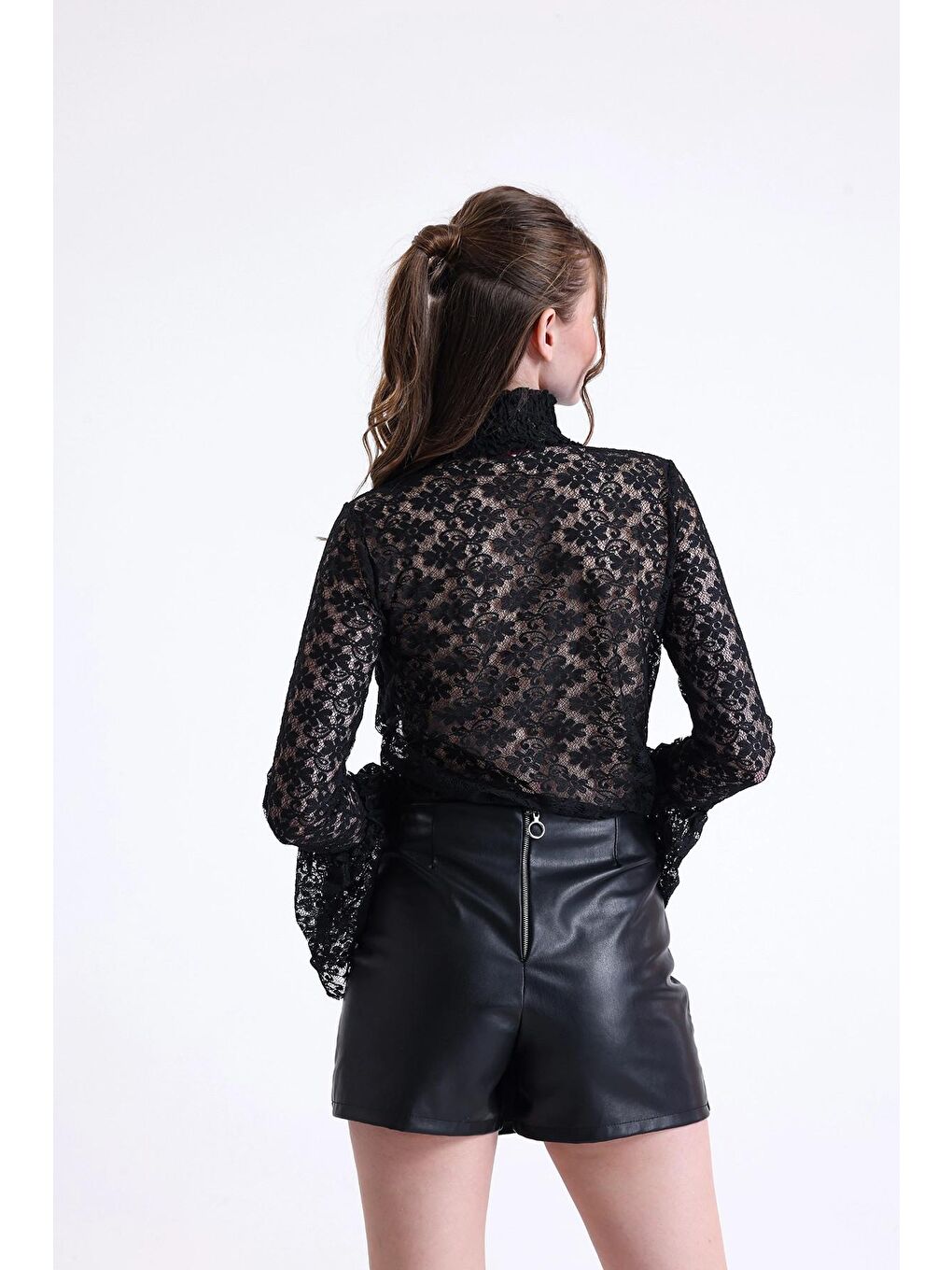 Siyah Balıkçı Yaka Göğsü Astarlı İspanyol Kollu Çiçek Desenli Dantelli Bluz SU-35-4