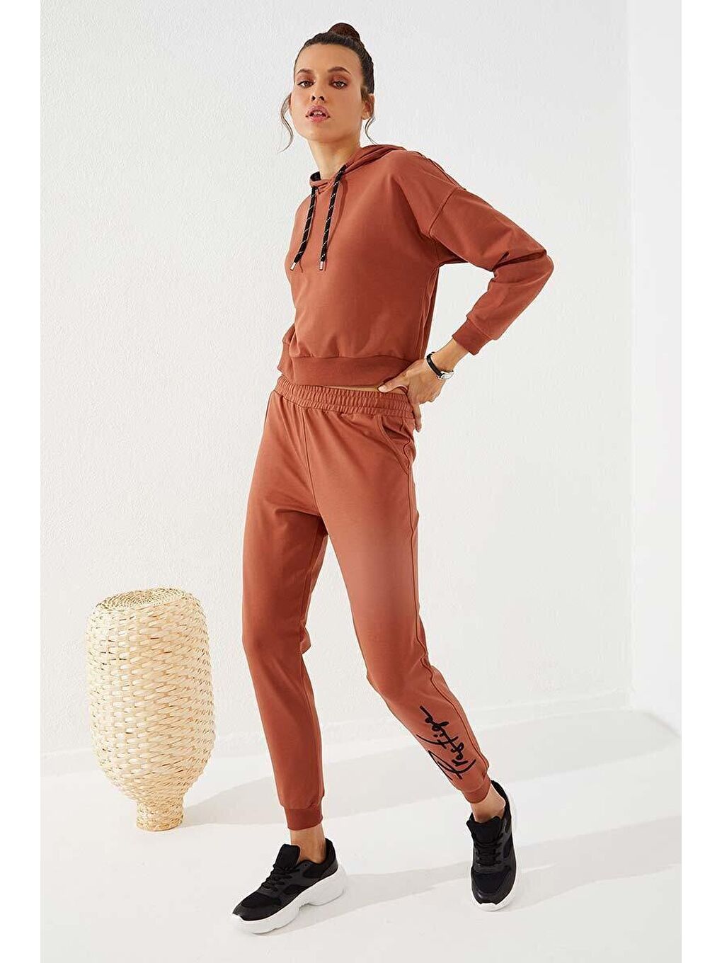 Kahverengi Tarçın Yazı Nakışlı Jogger Rahat Form Manşetli Kadın Eşofman Alt - 94578-3