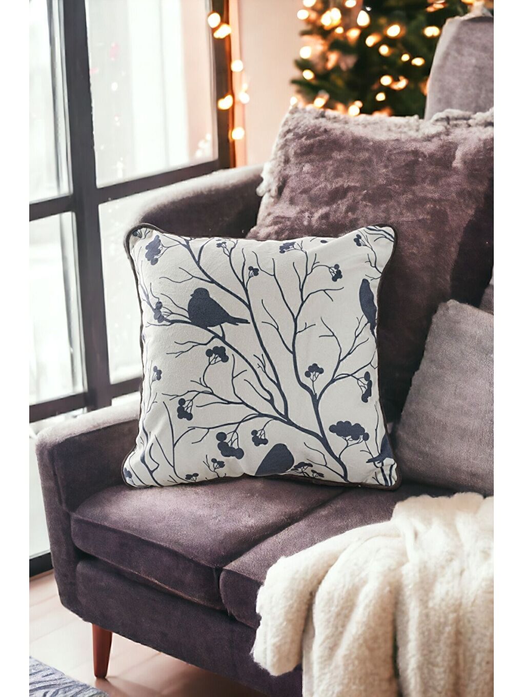 Yılbaşı Kırlent Kılıfı Beyaz Zemin Antrasit Dalda Kuşlar Paskalya Yeni Yıl Desenli