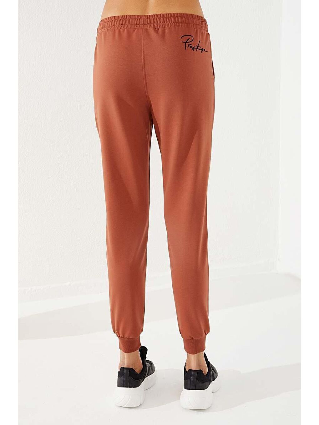 Kahverengi Tarçın Yazı Nakışlı Jogger Rahat Form Manşetli Kadın Eşofman Alt - 94578-4