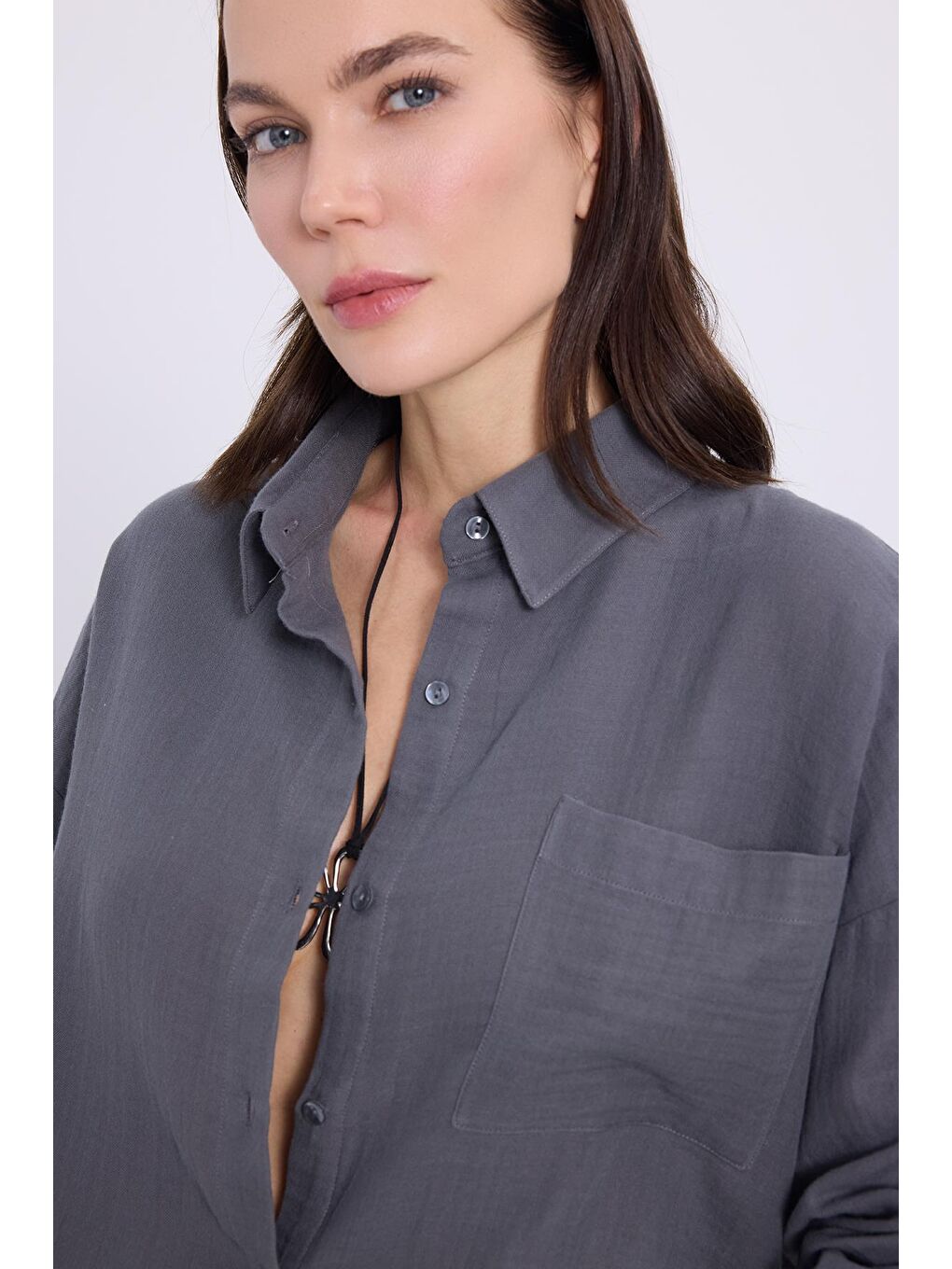 Kadın Oversize Geniş Kesim %100 Pamuk Müslin Kumaş Uzun Kollu Cepli Dokulu Koyu Gri Gömlek-1