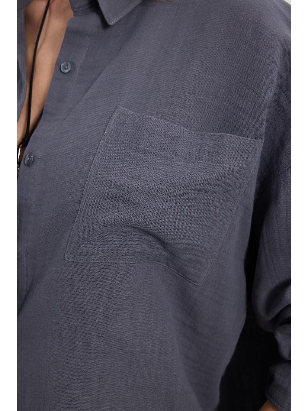 Kadın Oversize Geniş Kesim %100 Pamuk Müslin Kumaş Uzun Kollu Cepli Dokulu Koyu Gri Gömlek-2