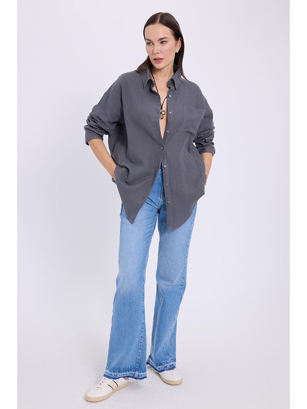 Kadın Oversize Geniş Kesim %100 Pamuk Müslin Kumaş Uzun Kollu Cepli Dokulu Koyu Gri Gömlek-3