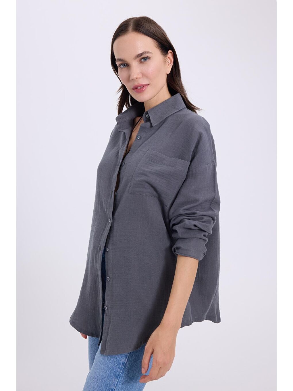 Kadın Oversize Geniş Kesim %100 Pamuk Müslin Kumaş Uzun Kollu Cepli Dokulu Koyu Gri Gömlek-4