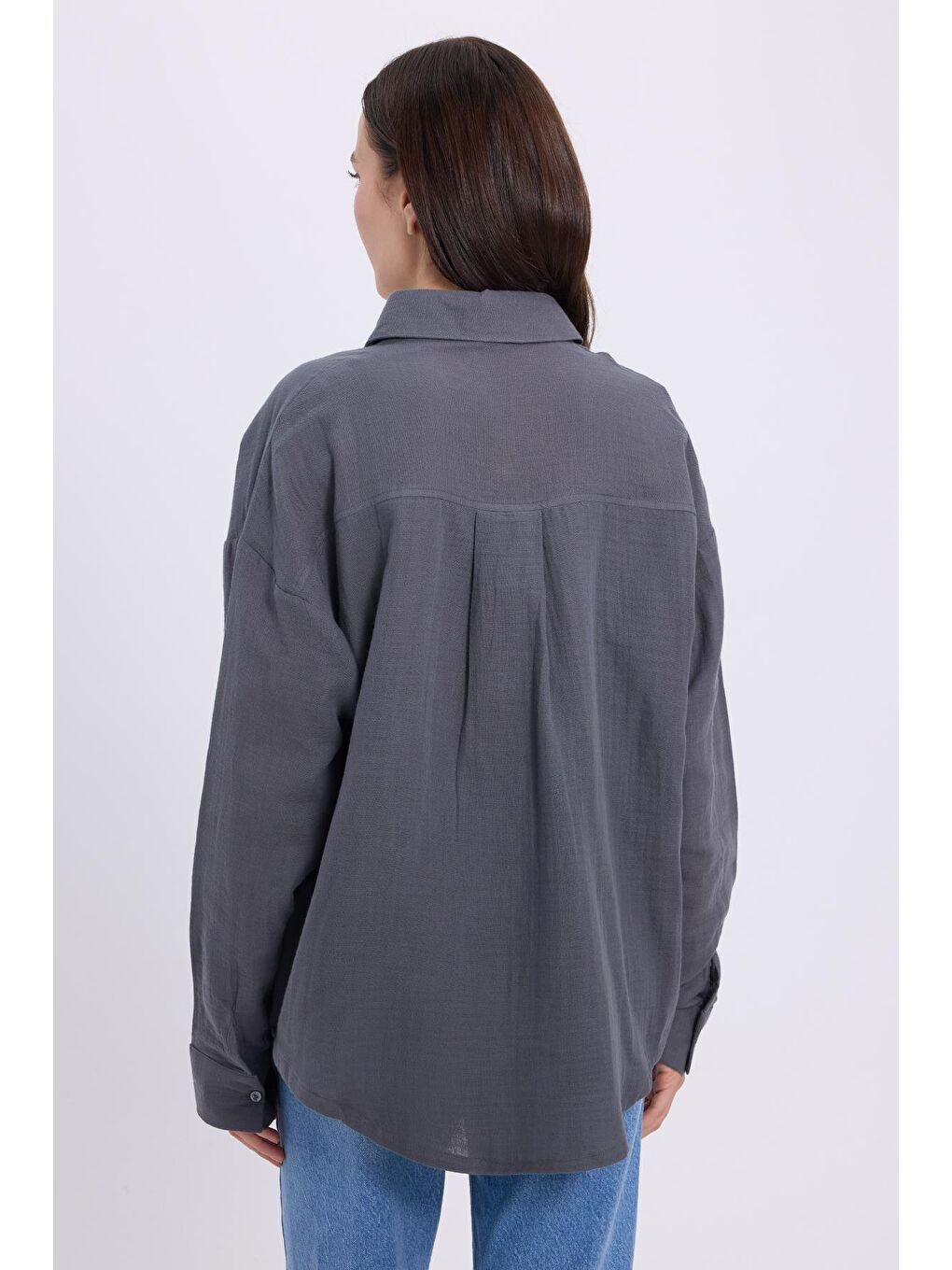 Kadın Oversize Geniş Kesim %100 Pamuk Müslin Kumaş Uzun Kollu Cepli Dokulu Koyu Gri Gömlek-6