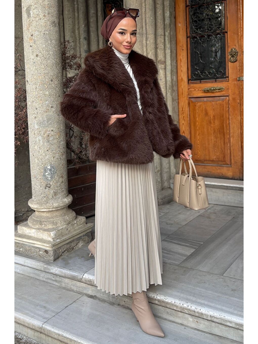Kahverengi İç Astarlı Çift Cepli Kürklü Tesettür Mont
