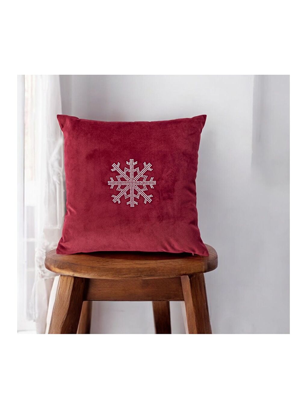 Gri Yılbaşı Kırlent Kılıfı Bordo  Zemin Minimal Kar Tanesi Taş Baskı Desenli 43x43