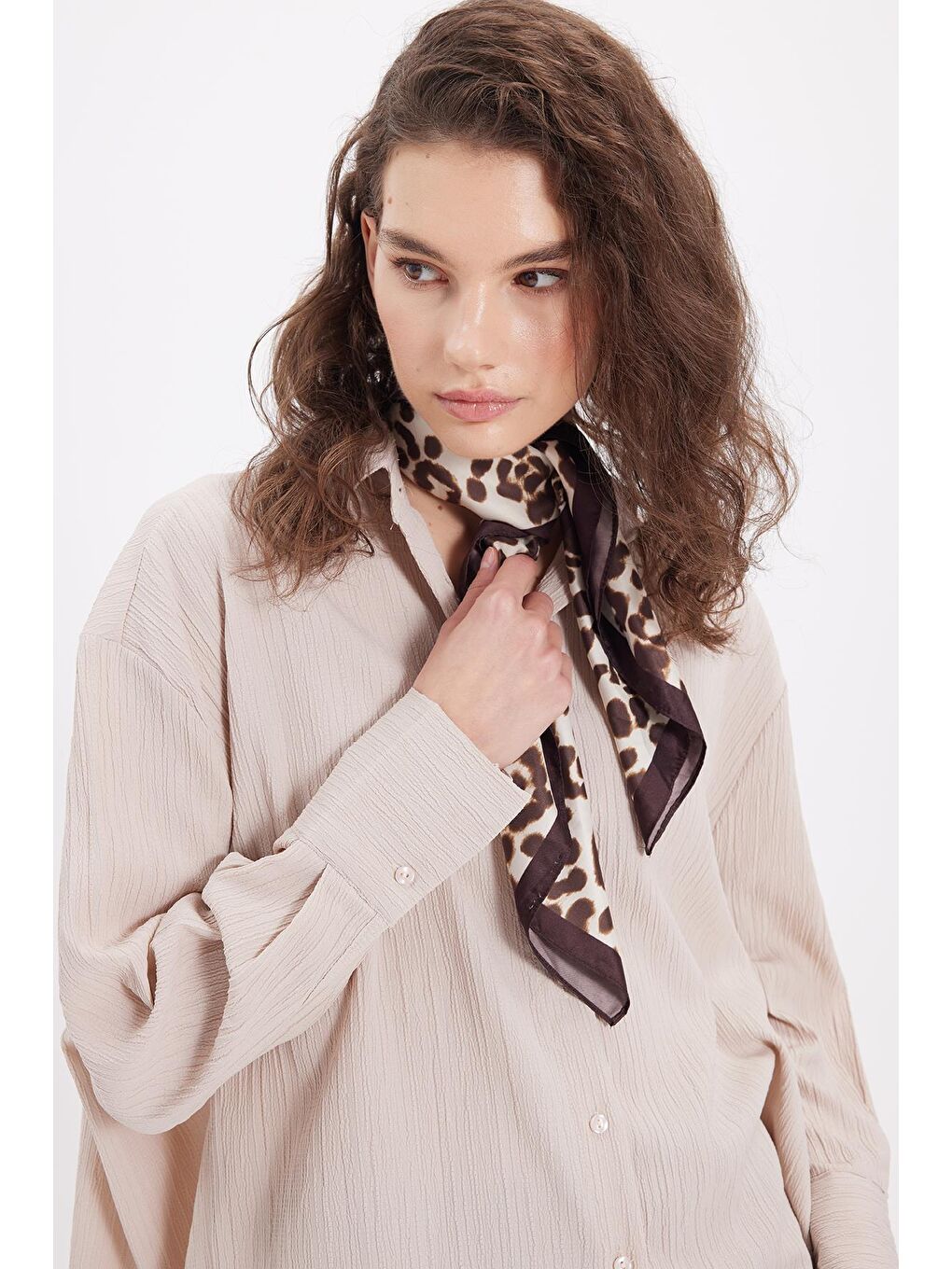 Kadın Oversize Geniş Kesim Bürümcük Pens Detaylı Uzun Kollu Dokulu Açık Bej Gömlek-1