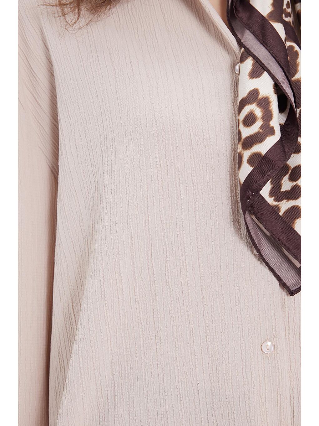 Kadın Oversize Geniş Kesim Bürümcük Pens Detaylı Uzun Kollu Dokulu Açık Bej Gömlek-2