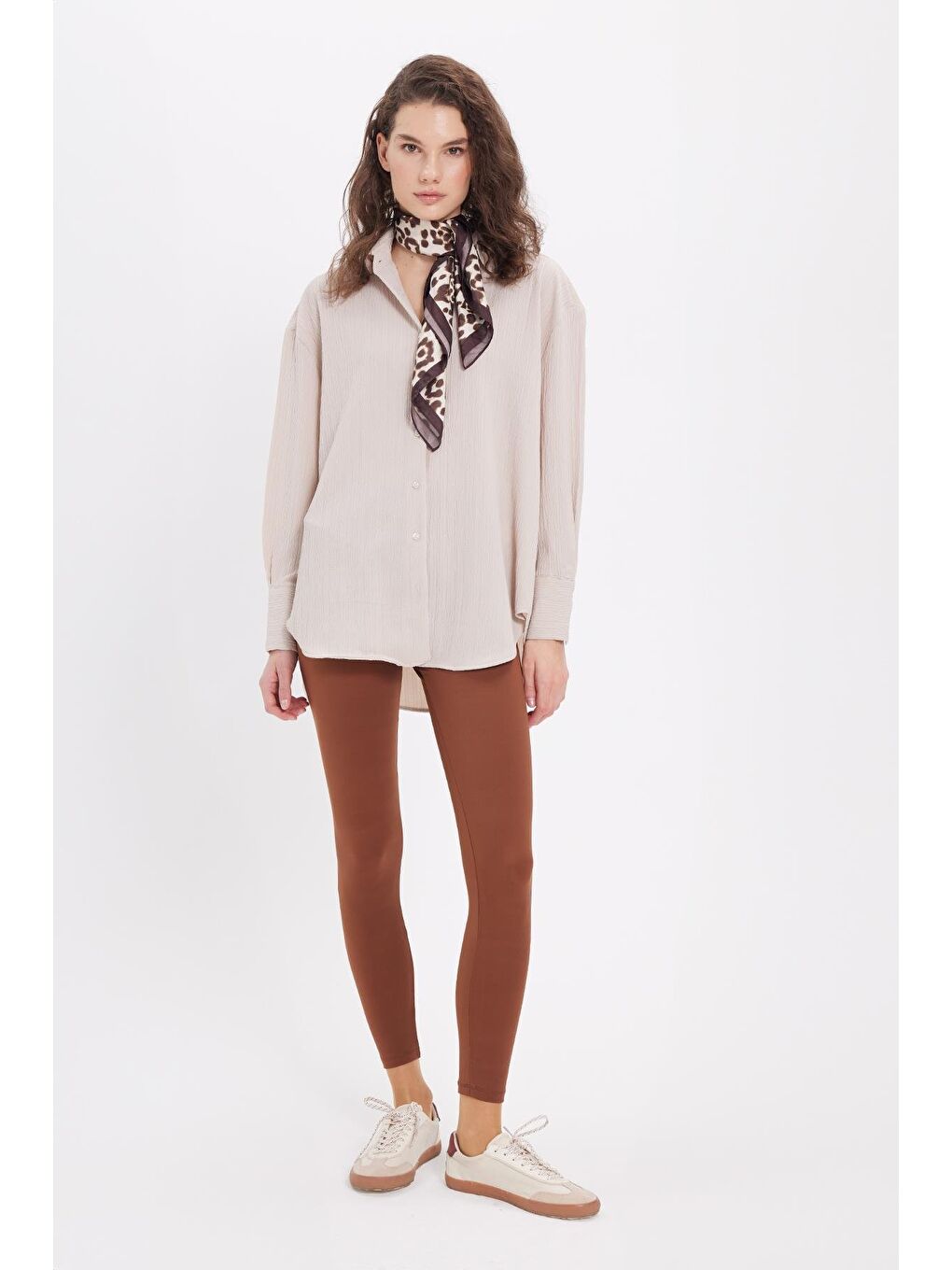Kadın Oversize Geniş Kesim Bürümcük Pens Detaylı Uzun Kollu Dokulu Açık Bej Gömlek-3