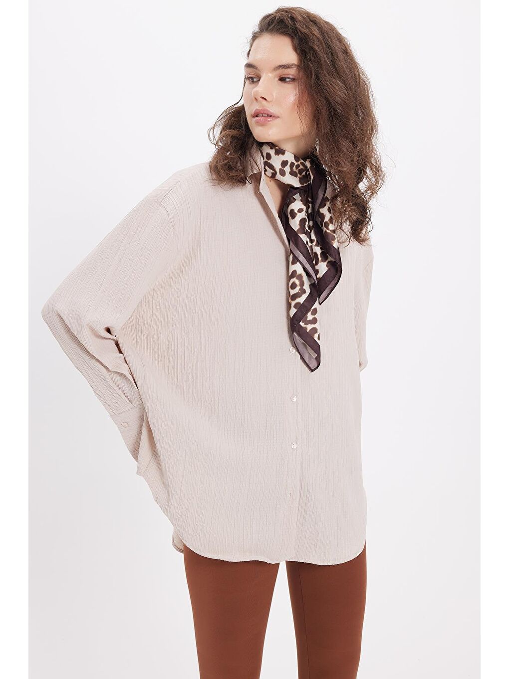 Kadın Oversize Geniş Kesim Bürümcük Pens Detaylı Uzun Kollu Dokulu Açık Bej Gömlek-4