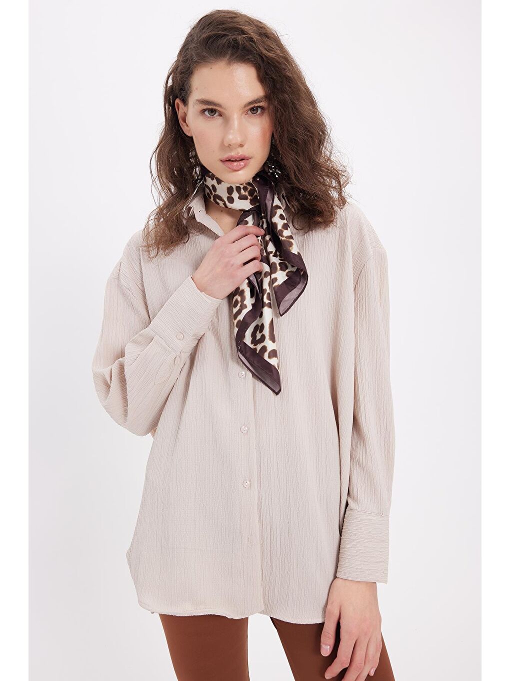 Kadın Oversize Geniş Kesim Bürümcük Pens Detaylı Uzun Kollu Dokulu Açık Bej Gömlek-5