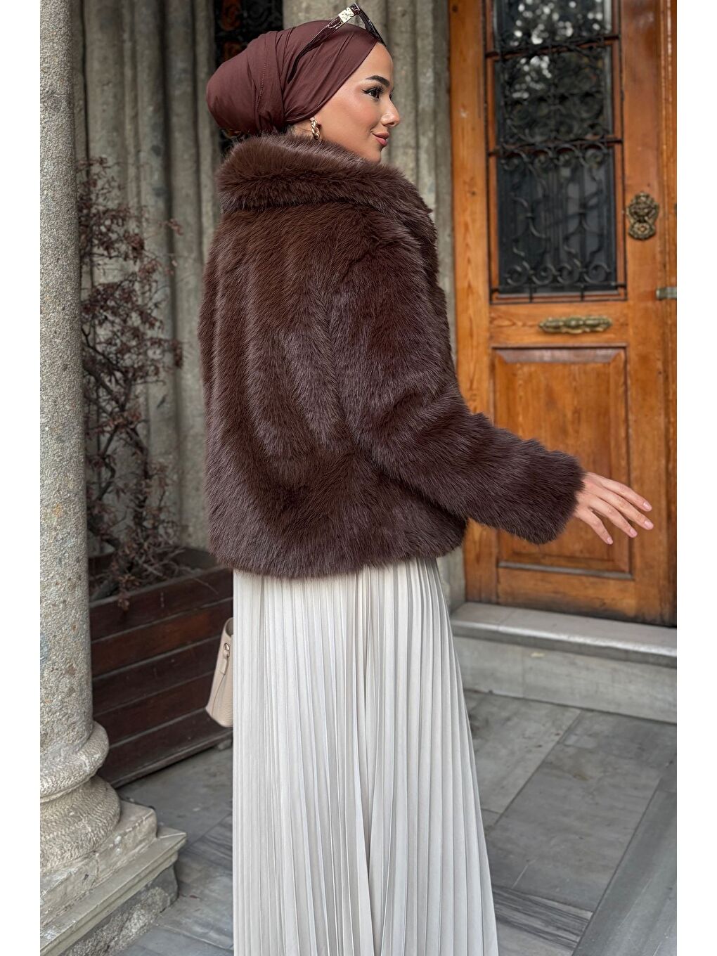 Kahverengi İç Astarlı Çift Cepli Kürklü Tesettür Mont-4