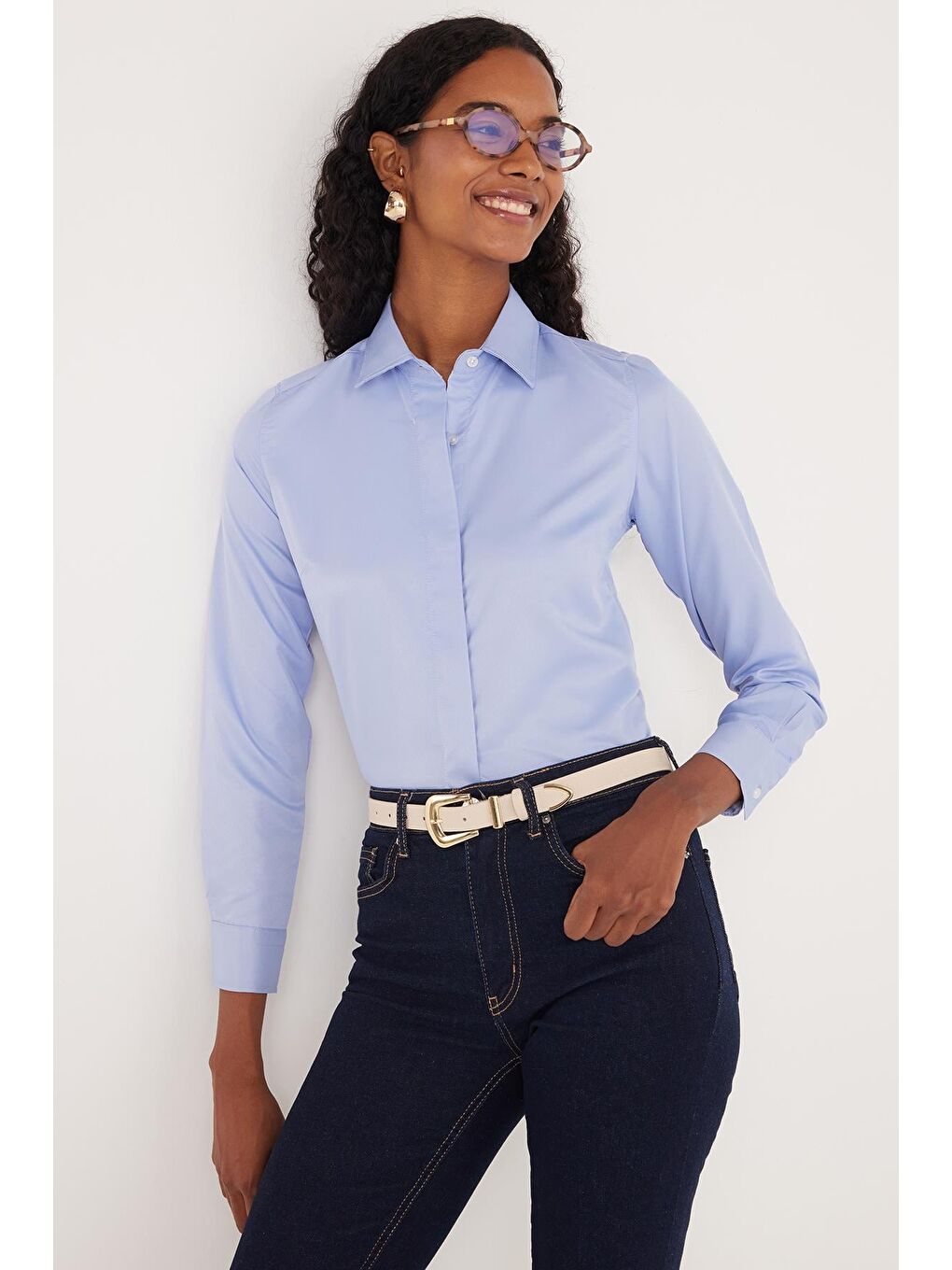 Kadın Slim Fit Dar Kesim Vucüda Oturan Uzun Kollu Gizli Düğme Detaylı Mavi Basic Gömlek