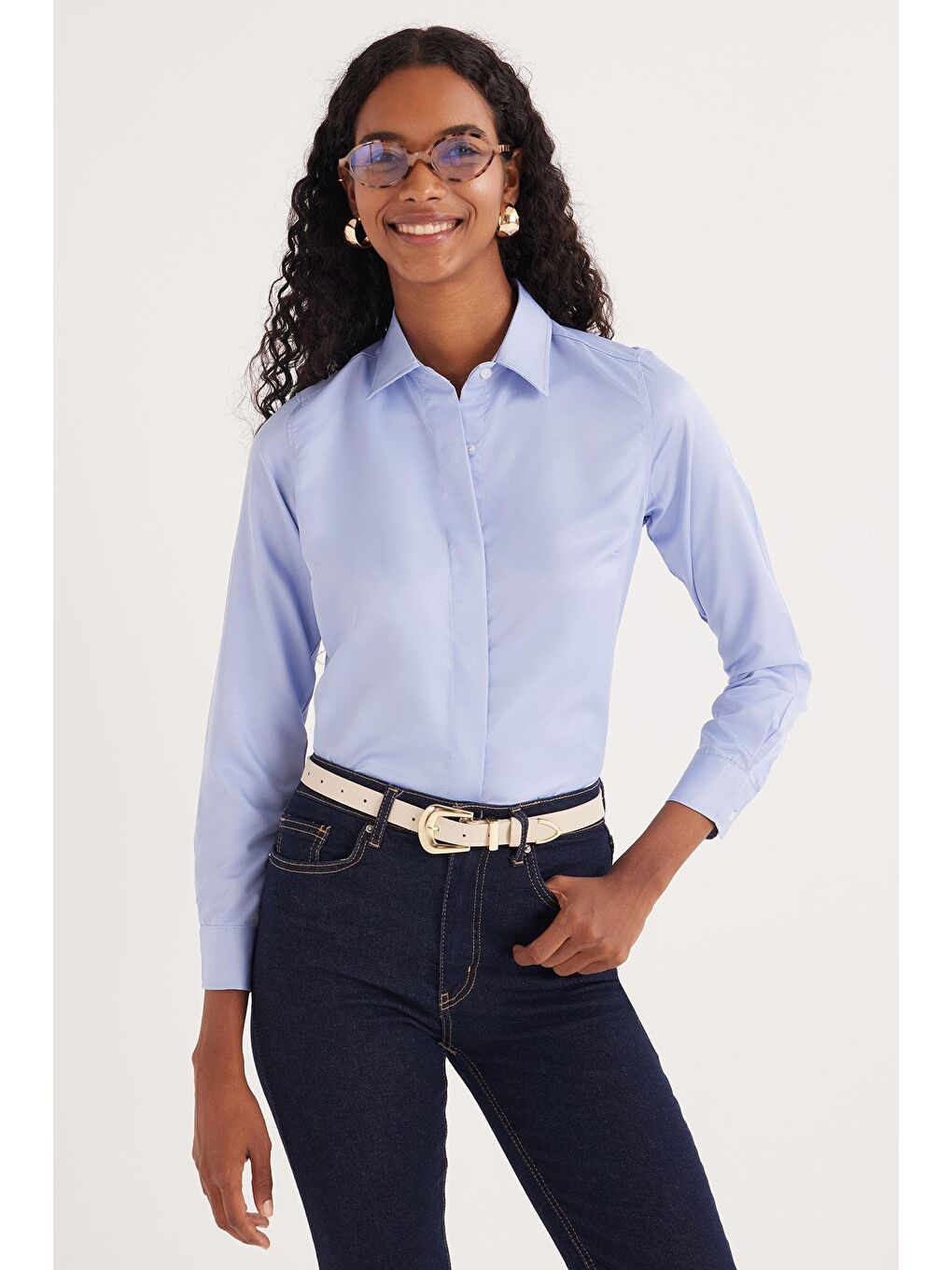 Kadın Slim Fit Dar Kesim Vucüda Oturan Uzun Kollu Gizli Düğme Detaylı Mavi Basic Gömlek-1