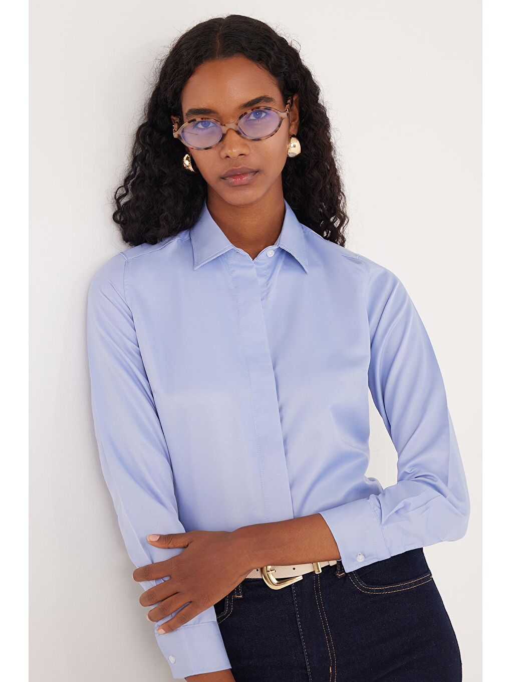 Kadın Slim Fit Dar Kesim Vucüda Oturan Uzun Kollu Gizli Düğme Detaylı Mavi Basic Gömlek-3