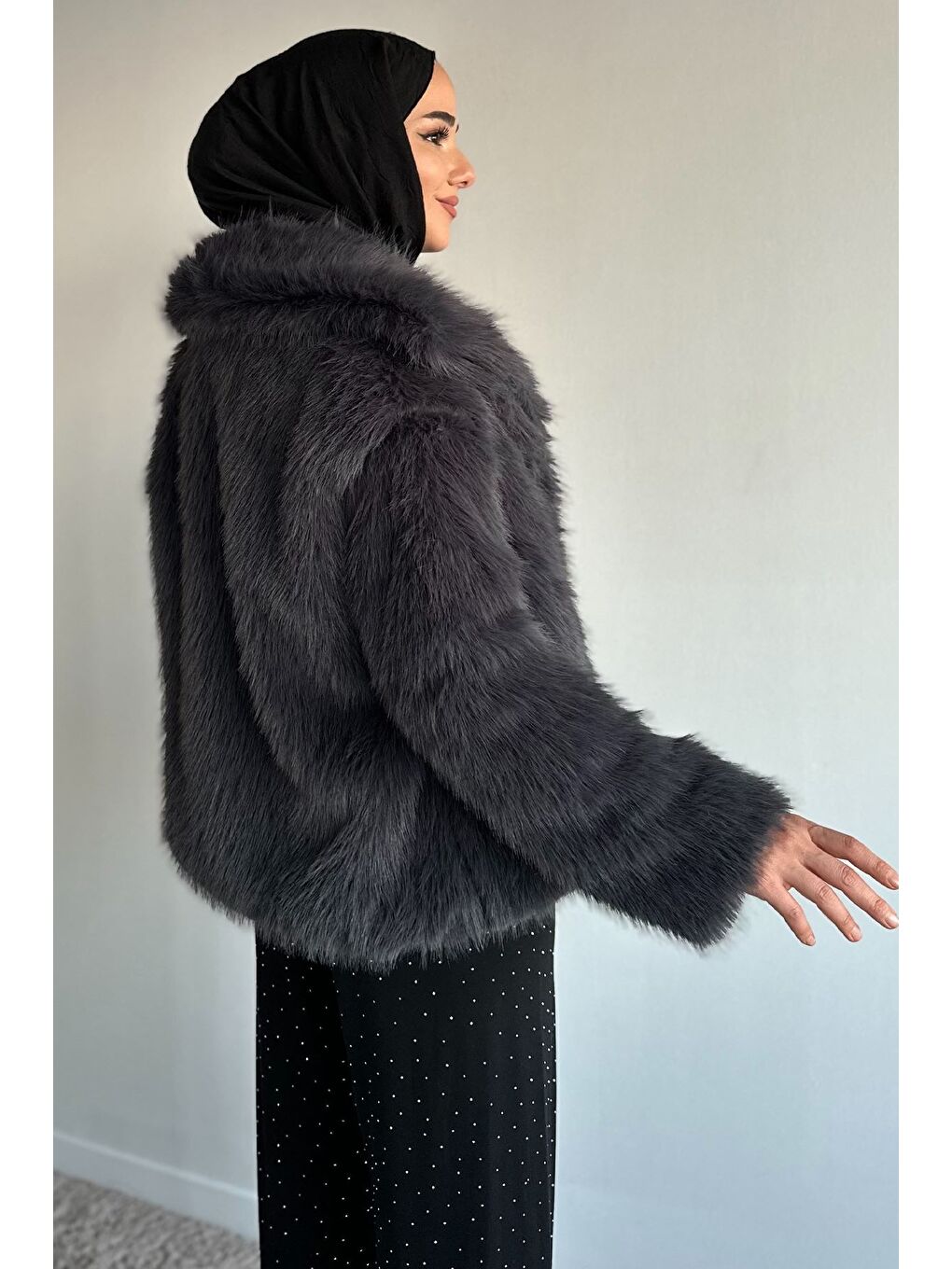 Gri İç Astarlı Çift Cepli Kürklü Tesettür Mont-4