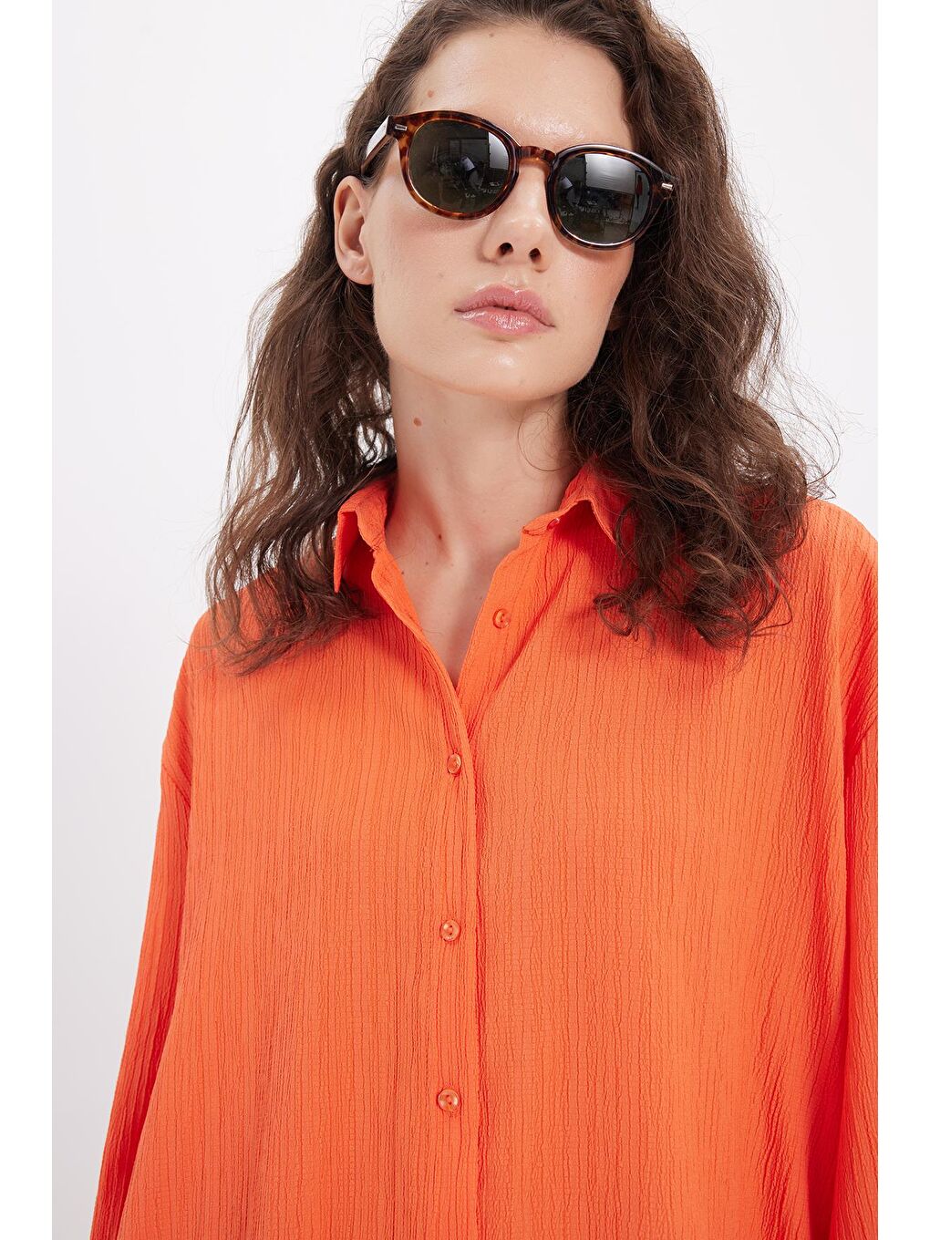 Kadın Oversize Geniş Kesim Bürümcük Pens Detaylı Uzun Kollu Dokulu Turuncu Gömlek-4