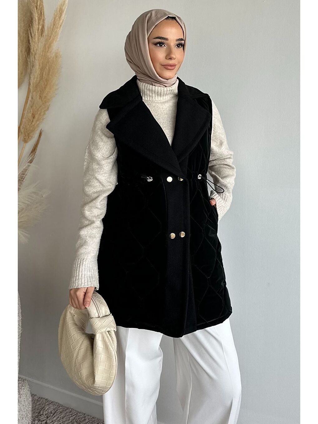Siyah Astarlı Bel Lastikli Kapitoneli Tesettür Şişme Yelek-2
