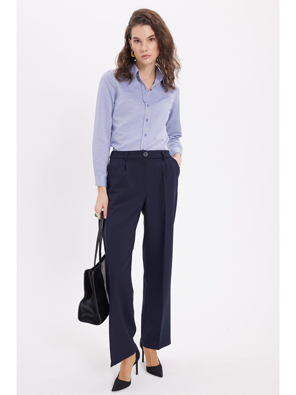 Kadın Slim Fit Dar Kesim Uzun Kollu Pamuklu Vücuda Oturan Dokulu Açık Lacivert Basic Gömlek-3