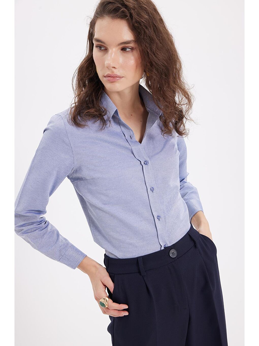 Kadın Slim Fit Dar Kesim Uzun Kollu Pamuklu Vücuda Oturan Dokulu Açık Lacivert Basic Gömlek-4