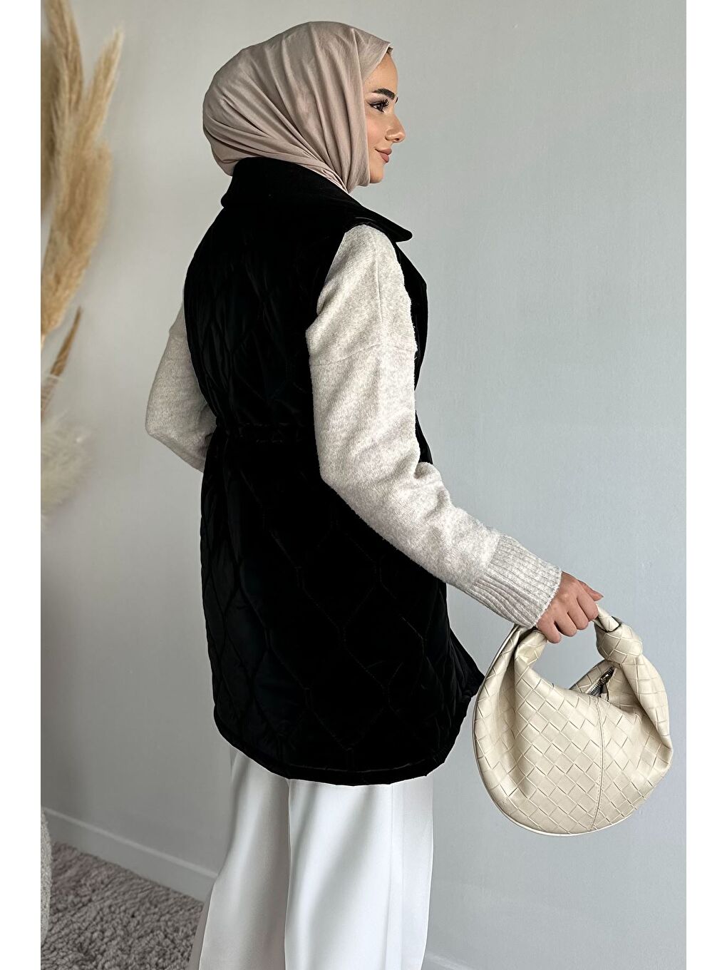 Siyah Astarlı Bel Lastikli Kapitoneli Tesettür Şişme Yelek-7