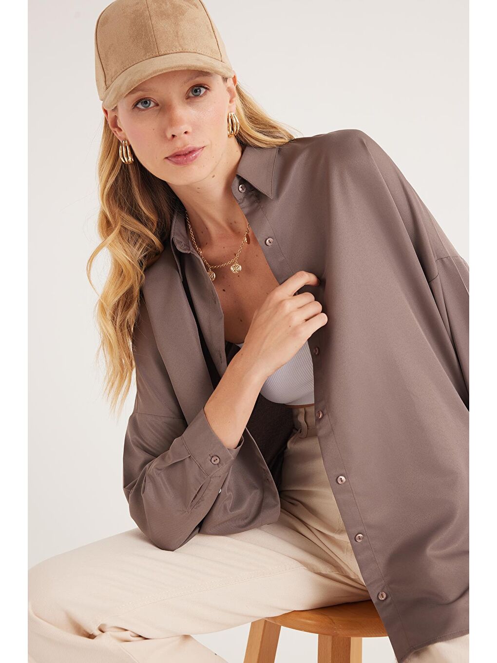 Gri Kadın Oversize Rahat Kesim Spor Yaka Uzun Kollu Basic Düz Vizon Gömlek-3