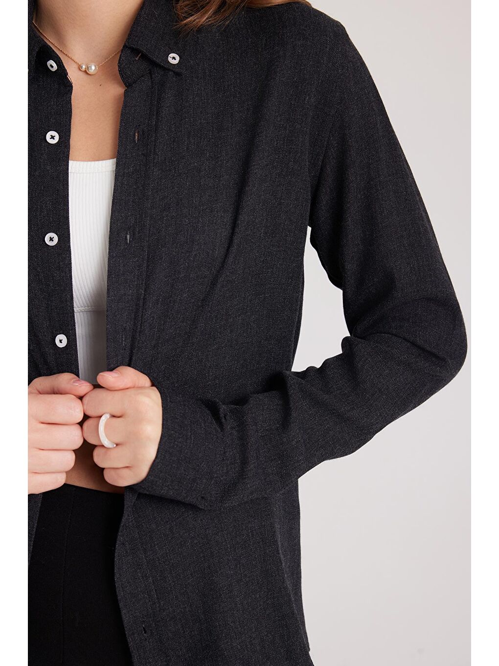 Kadın Slim Fit Düğmeli Yaka Kışlık Yün Viskon Düz Siyah Gömlek-2
