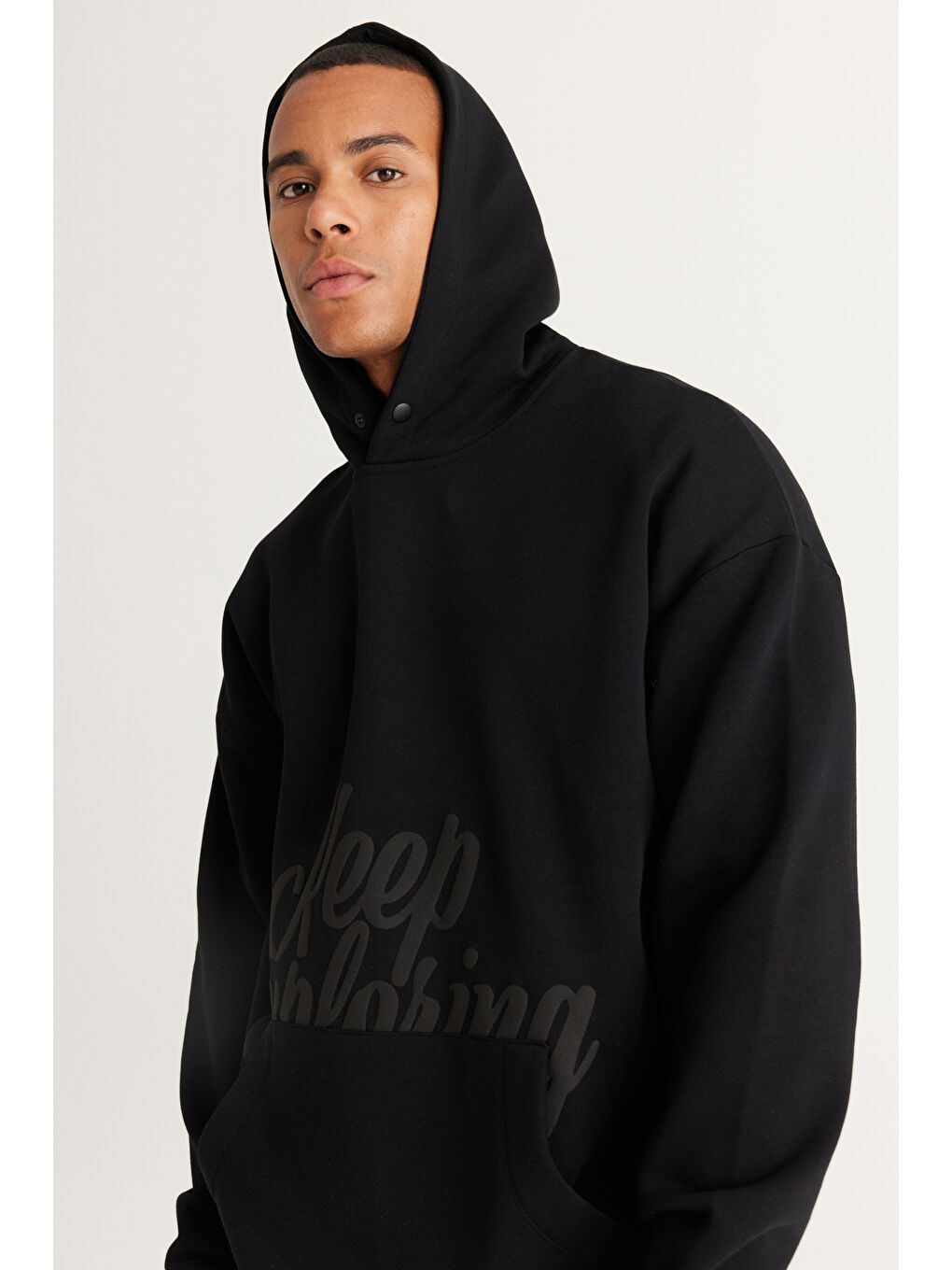 Erkek Siyah Oversize Fit Bol Kesim Kapüşonlu İçi Polarlı Baskılı Sweatshirt-2