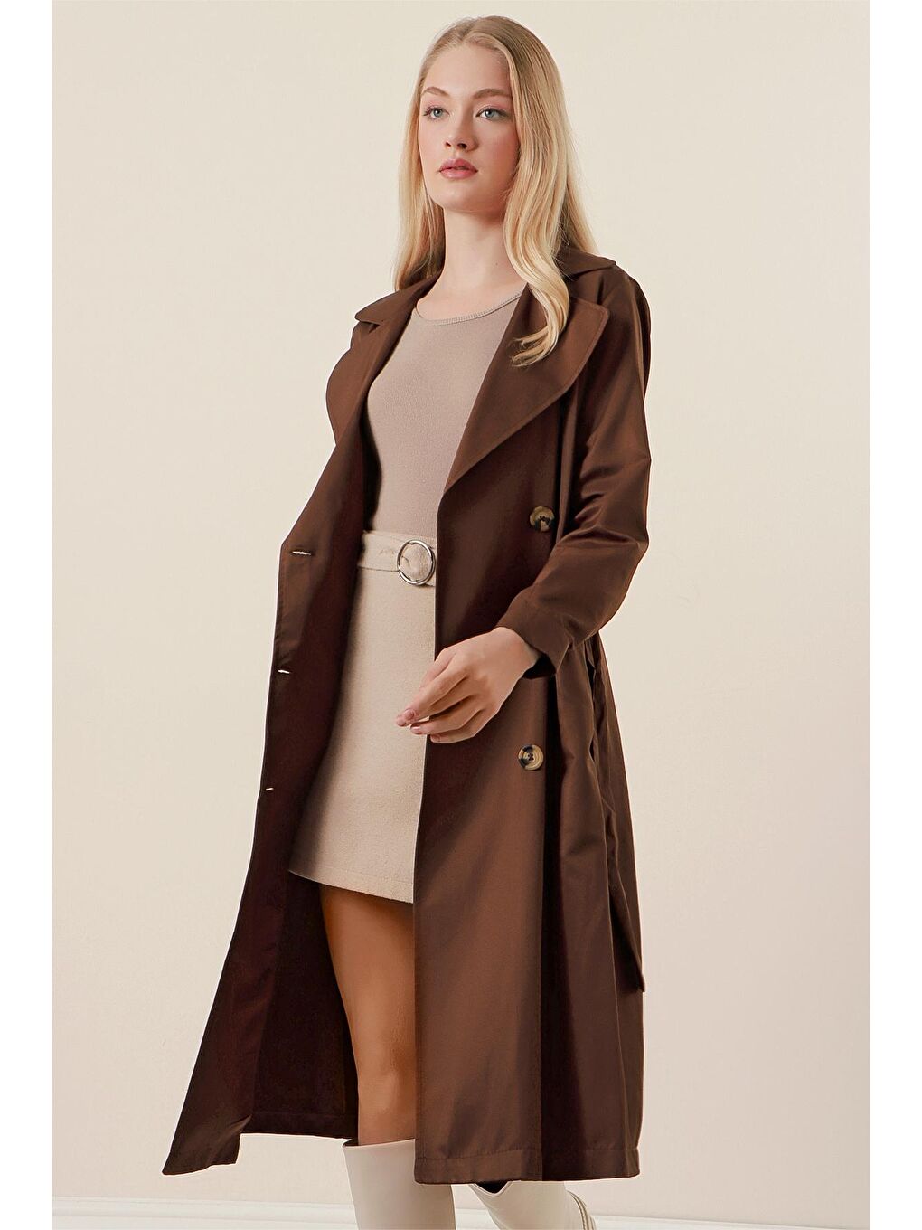 Kadın Kahverengi Kruvaze Yaka Beli Bağlamalı Düğmeli Trençkot-3
