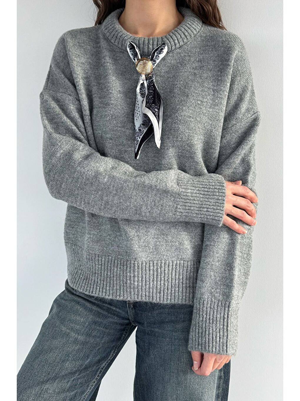 Gri Kadın Bisiklet Yaka Fular Aksesuarlı Triko Kazak