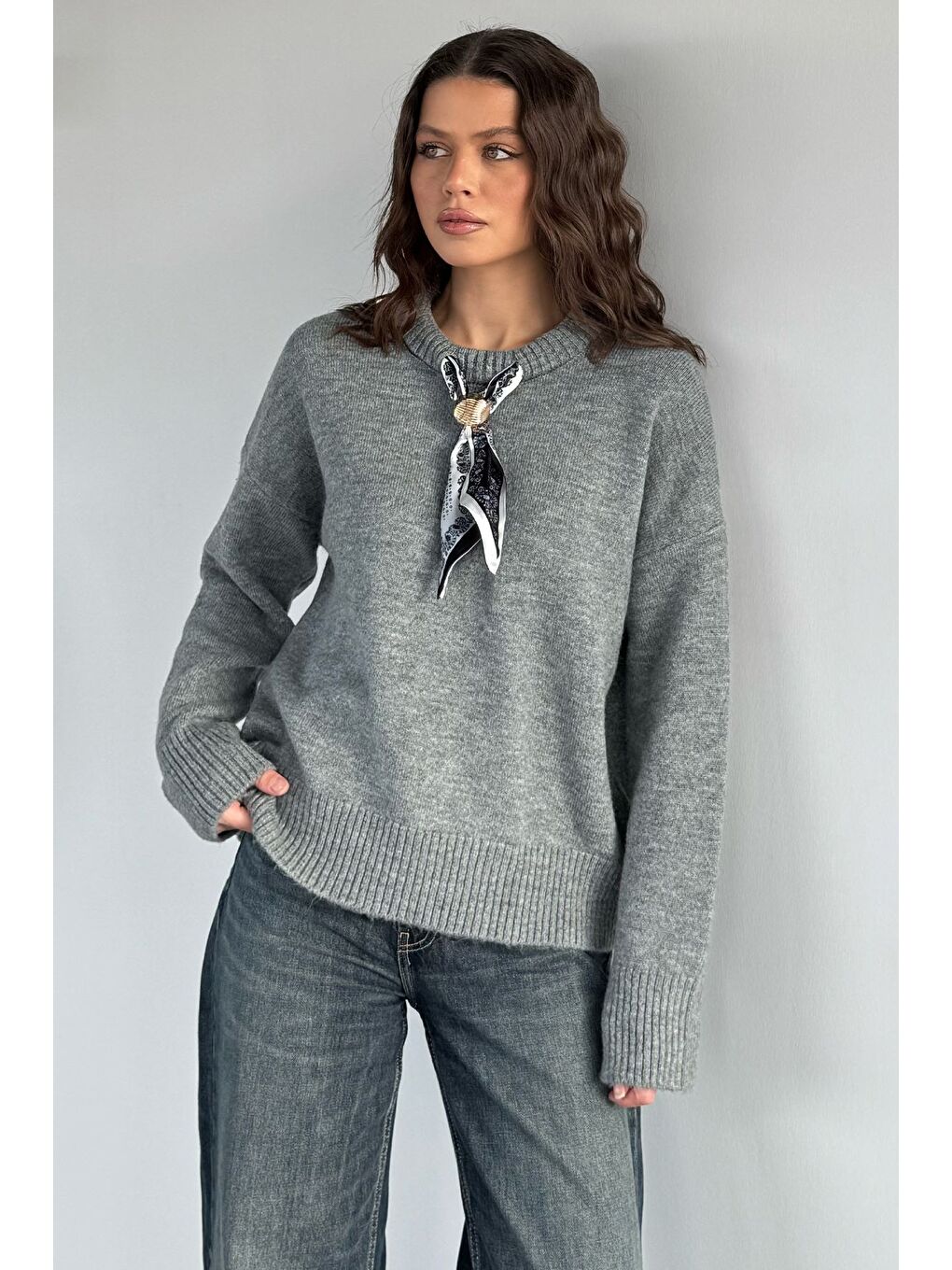 Gri Kadın Bisiklet Yaka Fular Aksesuarlı Triko Kazak-1