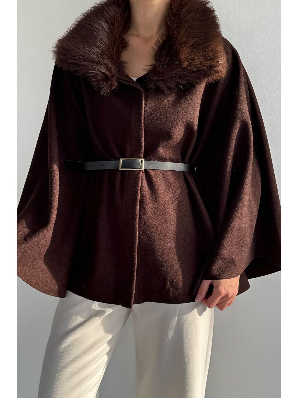 Kahverengi Yaka Kürk Detaylı Kemerli Kadın Panço-1