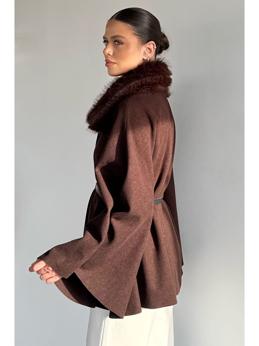 Kahverengi Yaka Kürk Detaylı Kemerli Kadın Panço-3