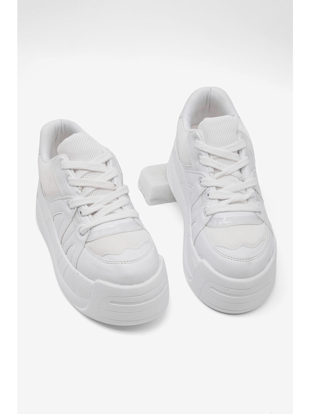 Kadın Beyaz Yüksek Taban Rahat Bağcıklı Sneaker-2