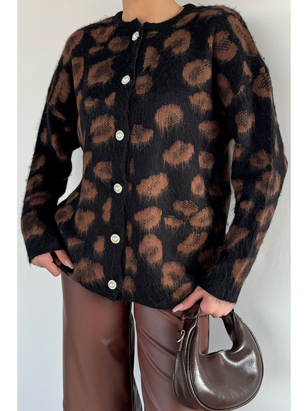 Siyah Kadın İnci Düğmeli Desenli Triko Hırka