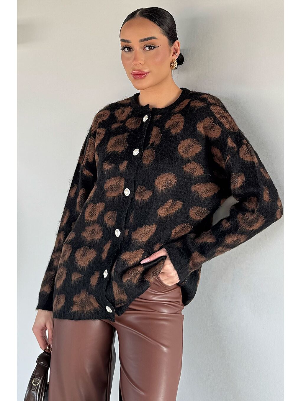 Siyah Kadın İnci Düğmeli Desenli Triko Hırka-1