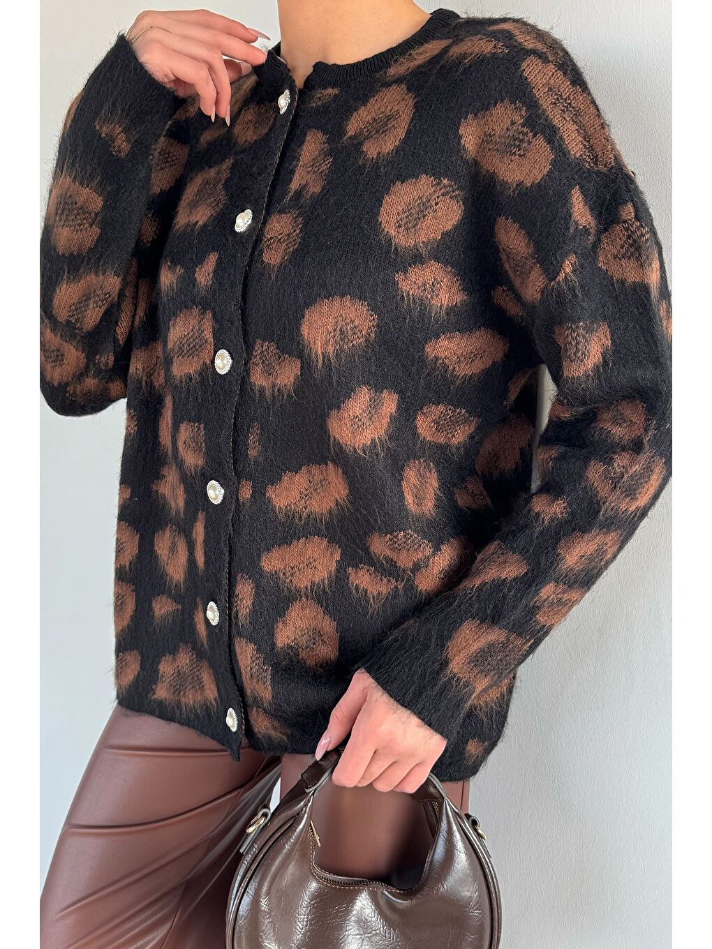 Siyah Kadın İnci Düğmeli Desenli Triko Hırka-2