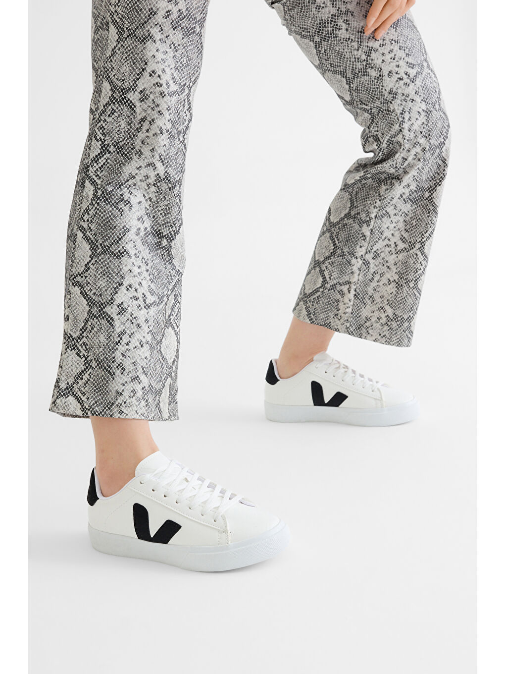 Kadın Beyaz Siyah Kauçuk Taban Rahat Bağcıklı Sneaker