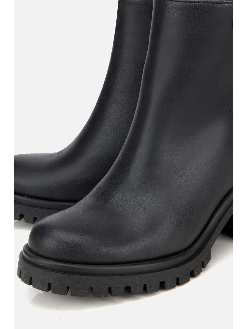 Kadın Siyah Kalın Tabanlı Bilekte Topuklu Bot-2