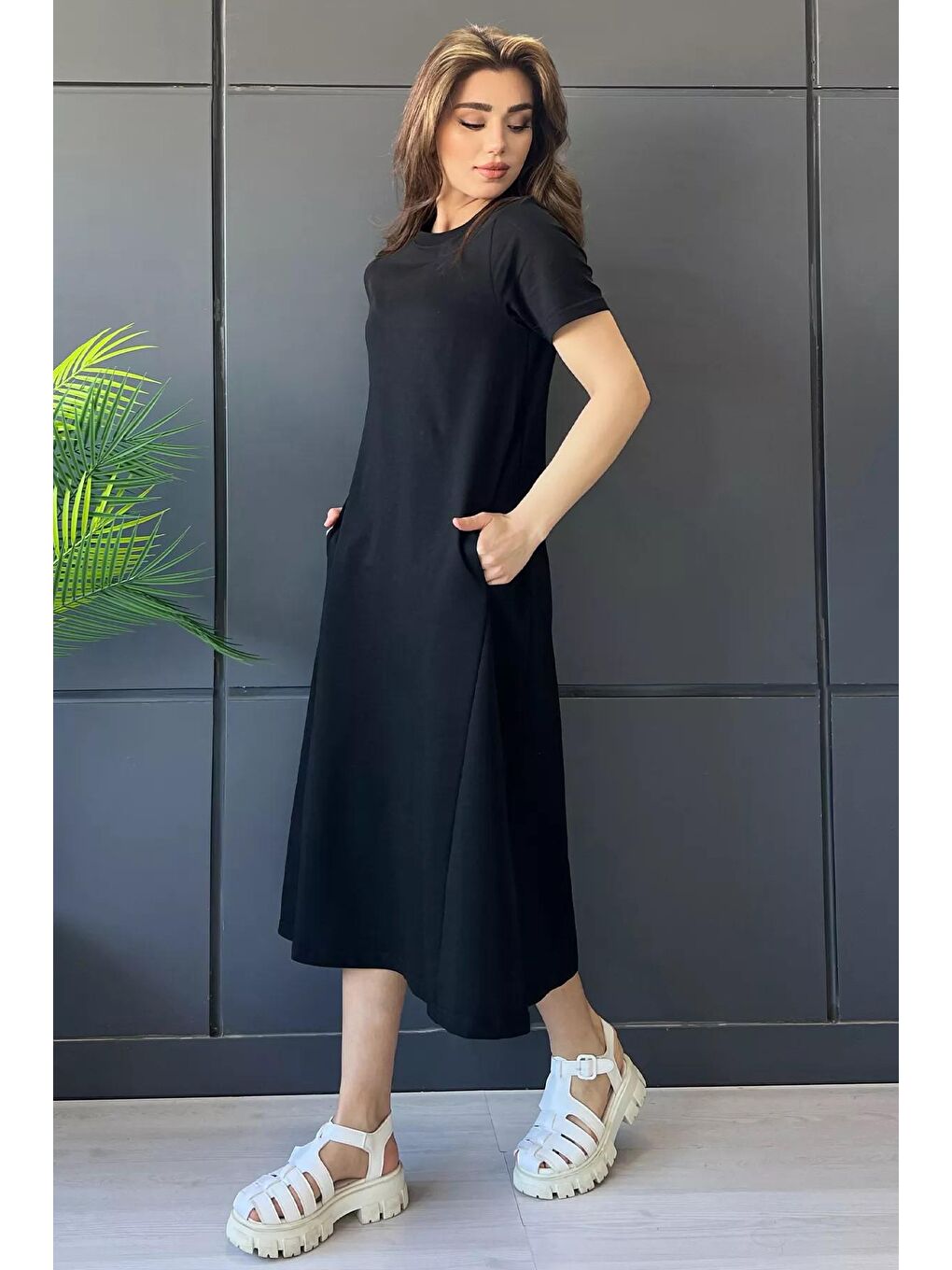 Siyah Bisiklet Yaka Cep Detaylı Kısa Kol Elbise-1