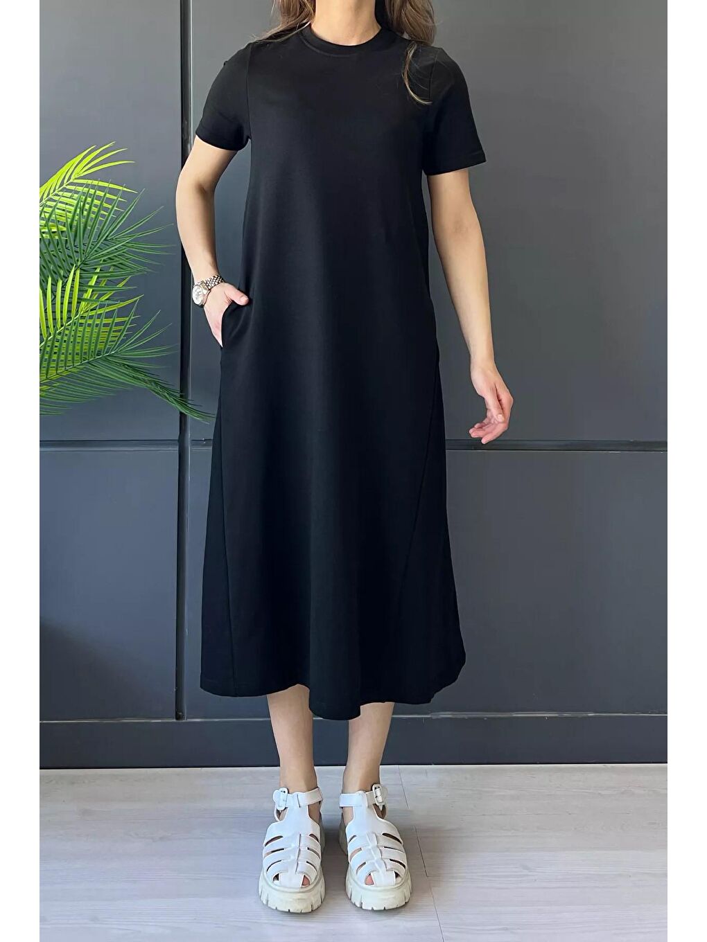 Siyah Bisiklet Yaka Cep Detaylı Kısa Kol Elbise-2