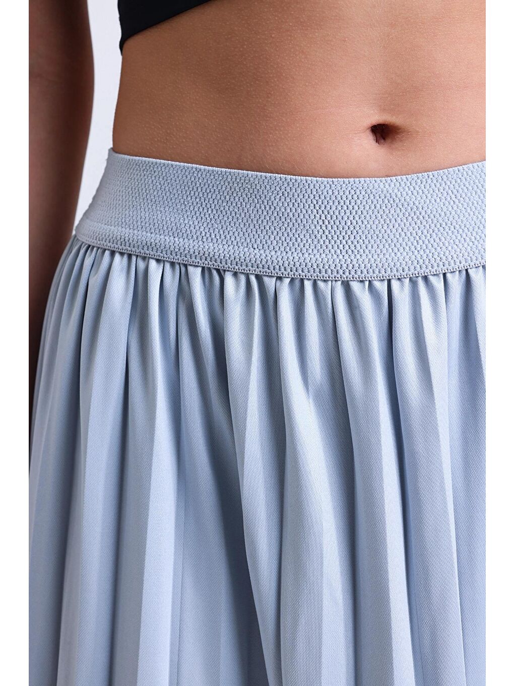 Mavi Saten Görünümlü Beli Lastikli Pileli Esnek Astarsız Uzun Kesim Etek-2